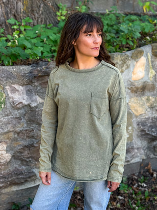 Mineral washed top in olive 