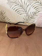 Load image into Gallery viewer, Gold Accent Round Sunglasses
